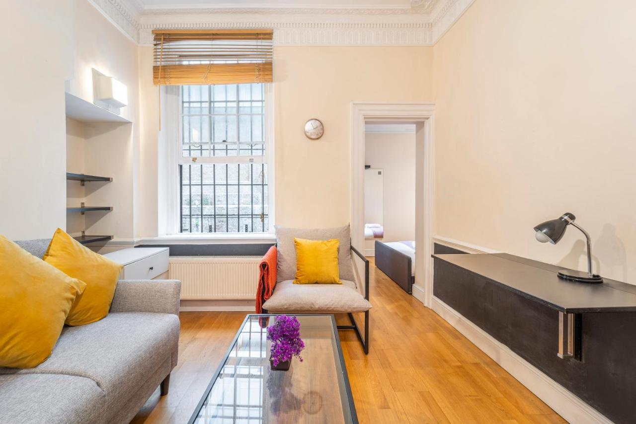 Private Flats In 17th Century Townhouse, Trafalgar Square, Embankment, Waterloo * Londra