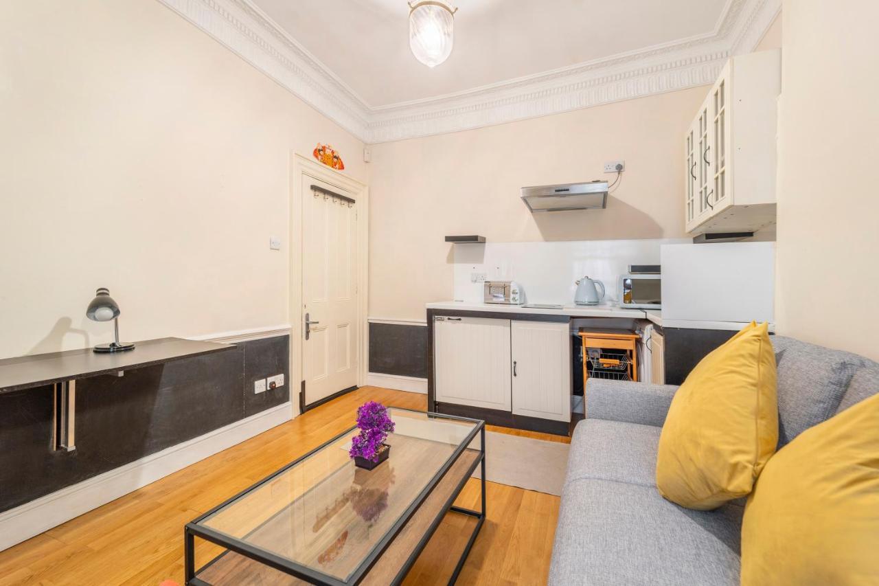 Private Flats In 17th Century Townhouse, Trafalgar Square, Embankment, Waterloo * Londra